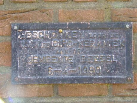 Relief bij ingang 'De Lommerbergen'